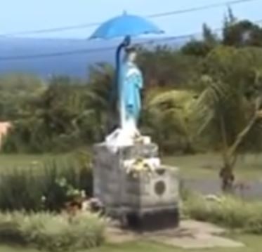 Mária s modrým dáždnikom